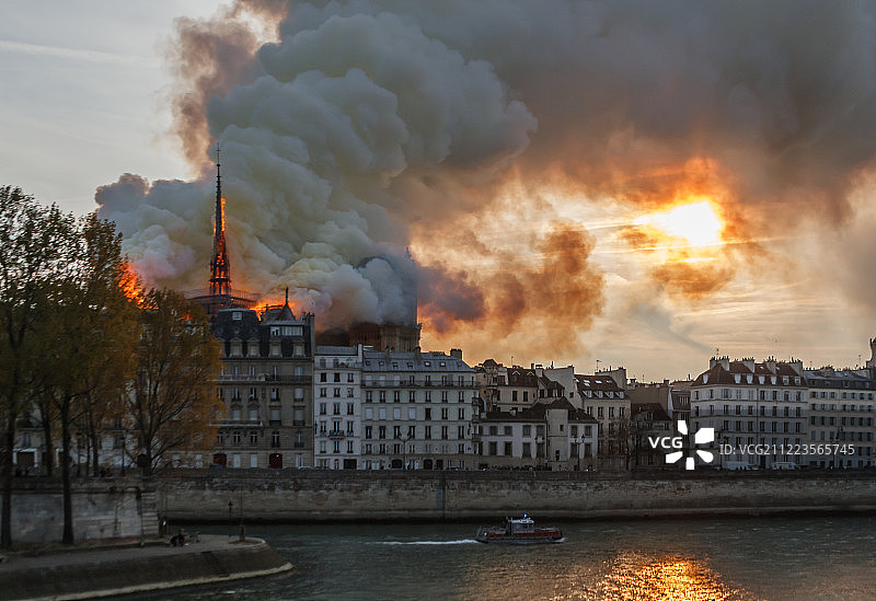 巴黎圣母院火灾图片素材