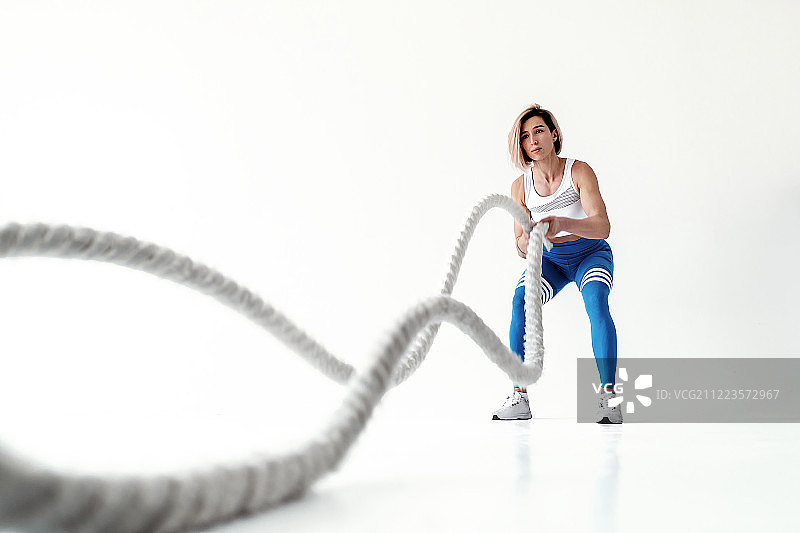 用粗绳锻炼的女人图片素材