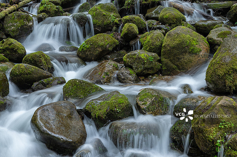 六月岩石瀑布图片素材