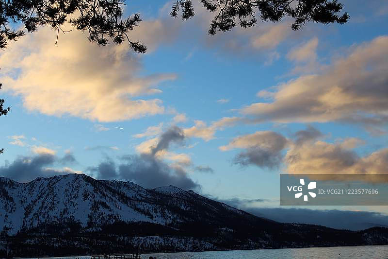 南太浩湖美丽的群山景色图片素材