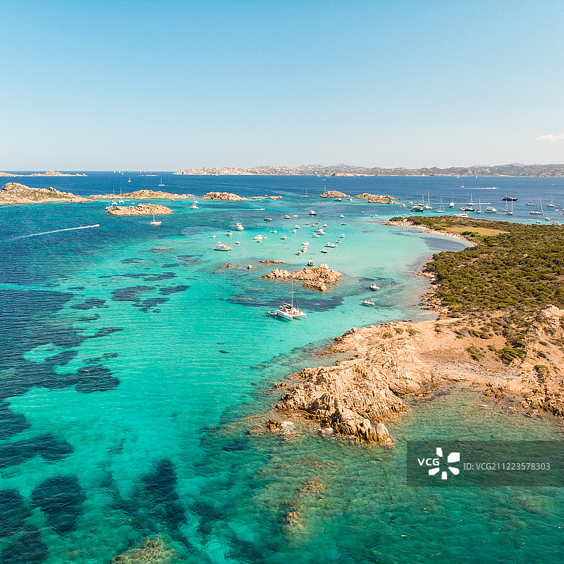 无人机航拍马达莱纳群岛的拉佐利、圣玛丽亚和布德利岛图片素材