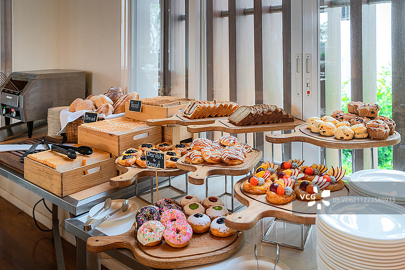 豪华酒店早餐自助餐中的各种新鲜糕点图片素材