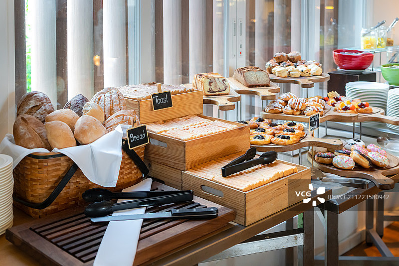 豪华酒店早餐自助餐中的各种新鲜糕点图片素材
