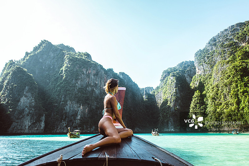 美女在皮皮岛和玛雅湾游览图片素材