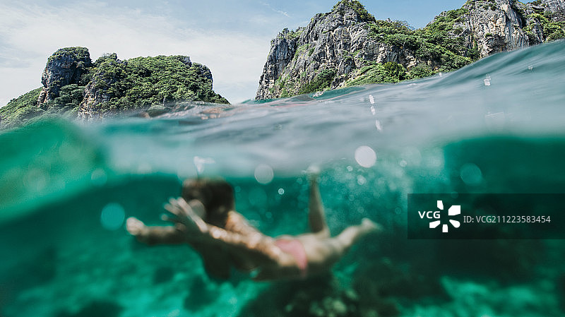 美女在皮皮岛和玛雅湾游览图片素材