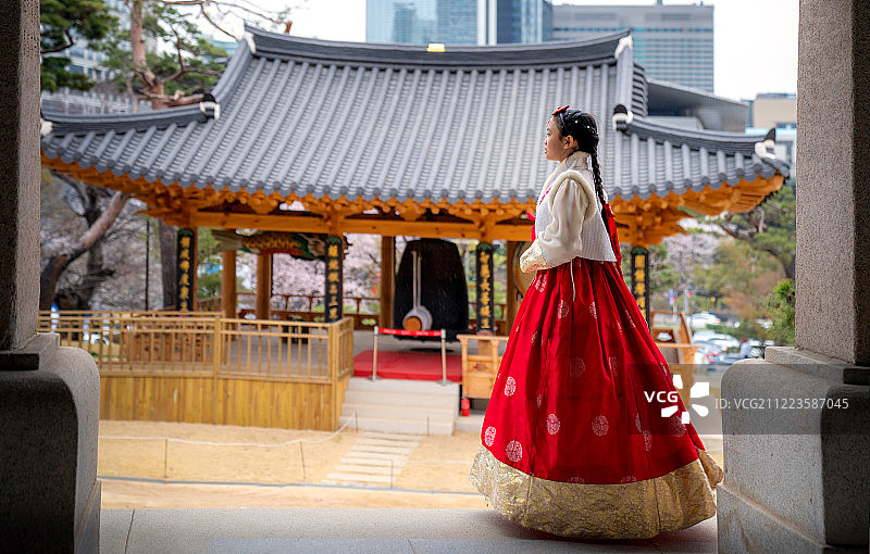 身穿韩服的韩国女孩在奉恩寺图片素材