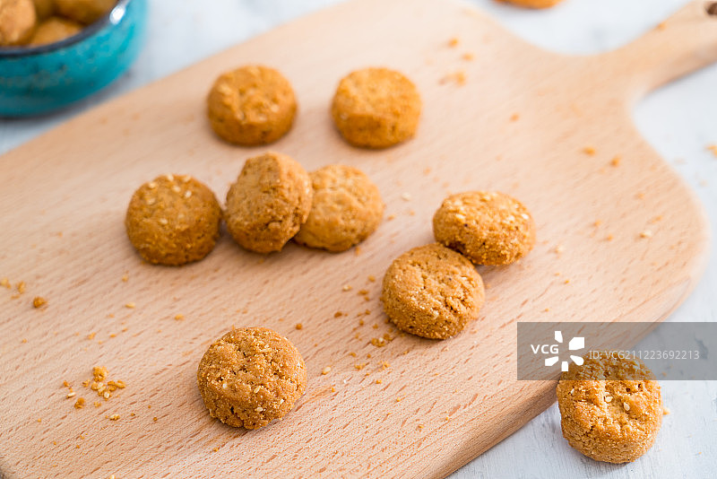 放在砧板上的中国传统小吃桃酥图片素材