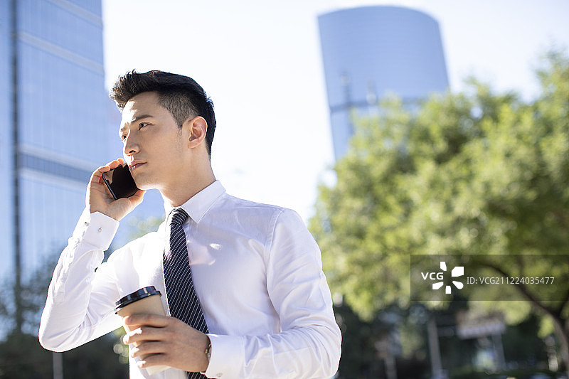 自信的年轻商务男士打电话图片素材