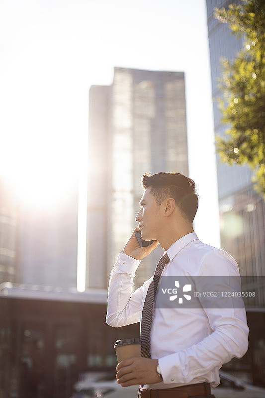 自信的年轻商务男士打电话图片素材