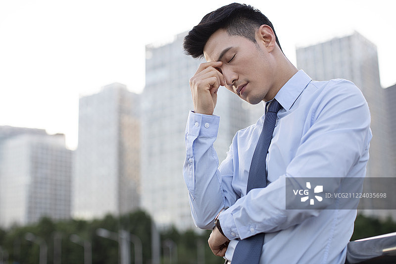 疲惫的年轻商务人士图片素材