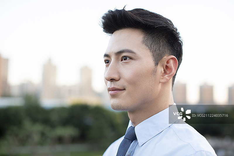 自信的年轻商务男士图片素材