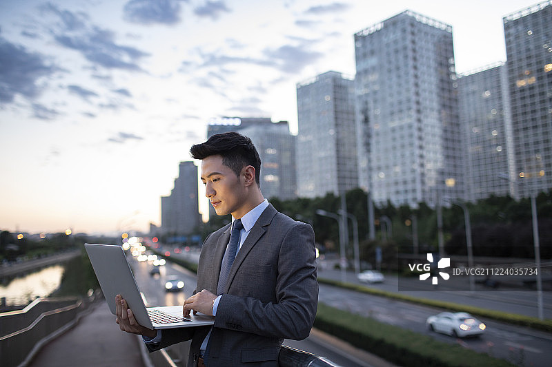 年轻商务男士使用电脑图片素材