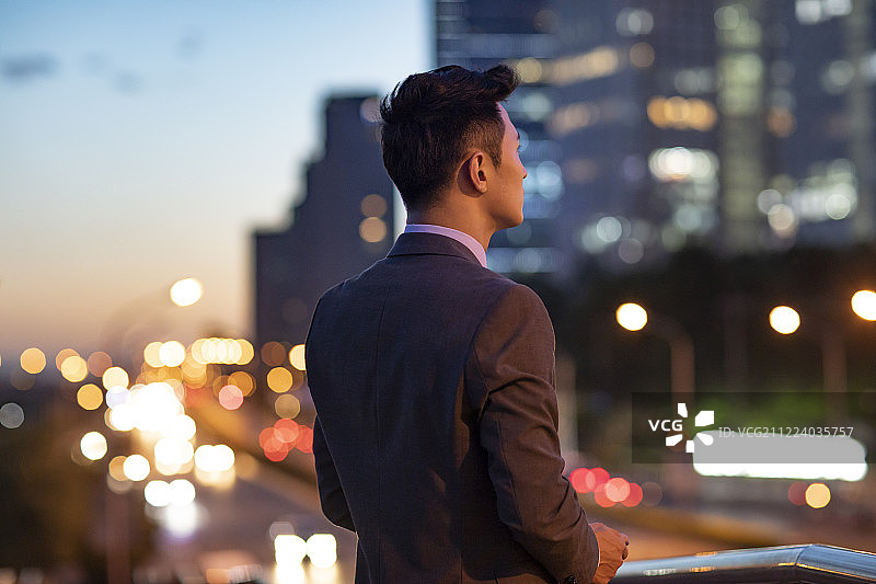 自信的年轻商务男士图片素材