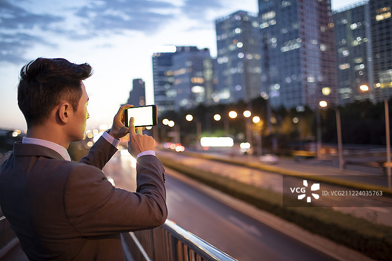 年轻商务男士用手机拍照图片素材