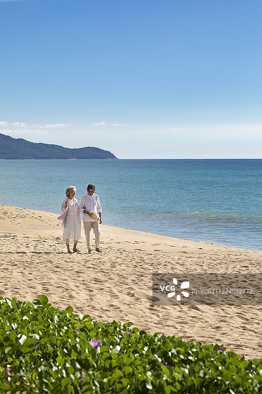 快乐的老年夫妇在沙滩散步图片素材