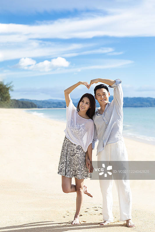 海边浪漫的年轻夫妇图片素材