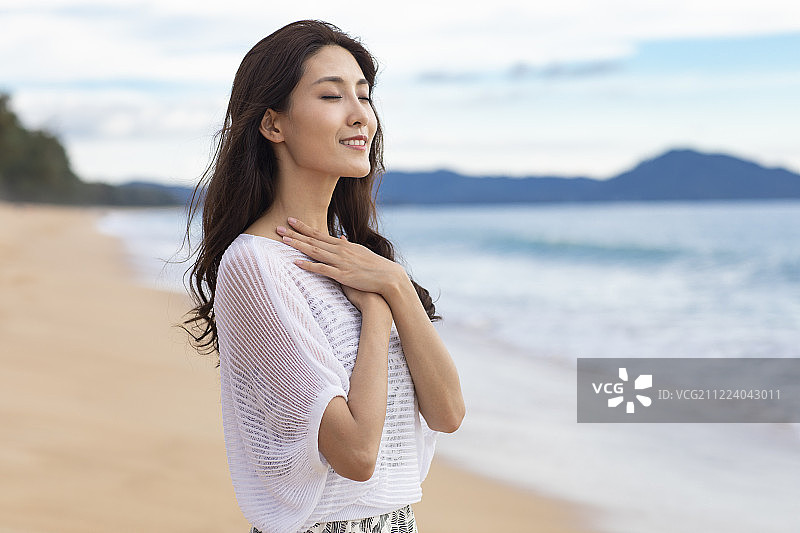 海边快乐的年轻女性图片素材
