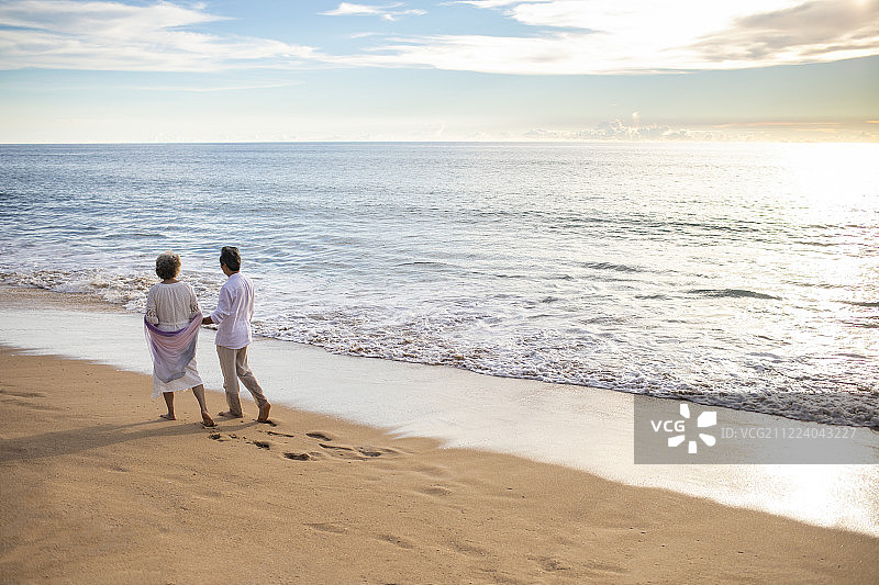 快乐的老年夫妇在沙滩散步图片素材