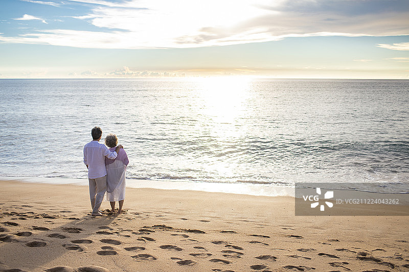 海边快乐的老年夫妇图片素材
