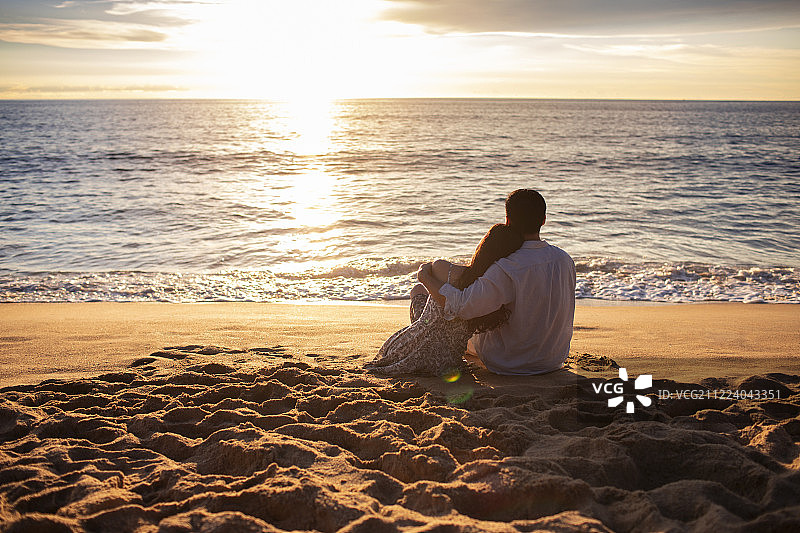 海边浪漫的年轻夫妇图片素材