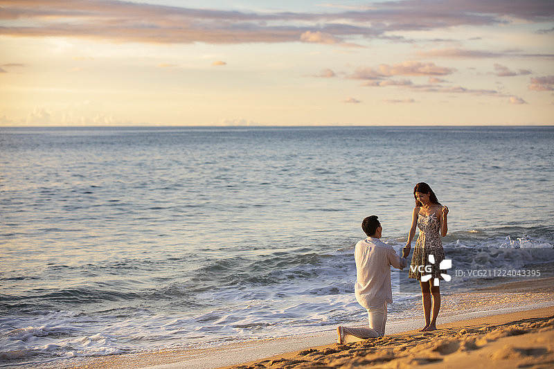 年轻情侣的求婚时刻图片素材