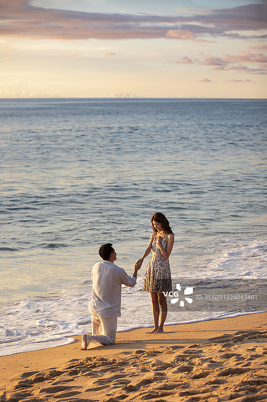 年轻情侣的求婚时刻图片素材