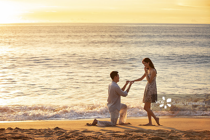 年轻情侣的求婚时刻图片素材