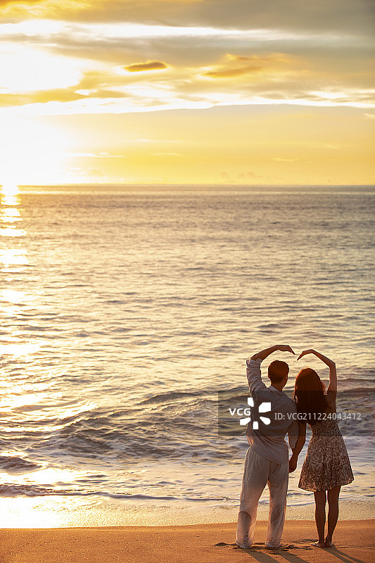 海边浪漫的年轻夫妇图片素材