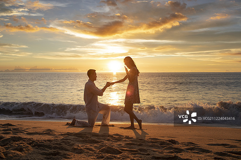 年轻情侣的求婚时刻图片素材