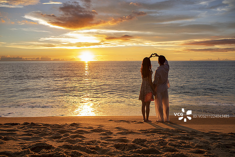 海边浪漫的年轻夫妇图片素材