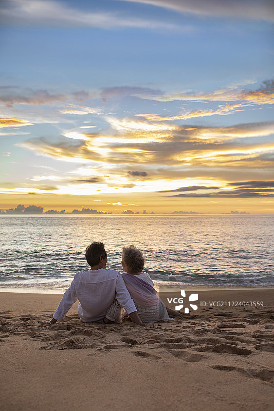 海边快乐的老年夫妇图片素材