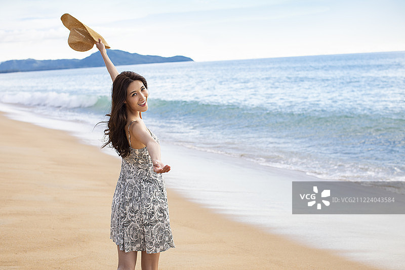 海边快乐的年轻女性图片素材