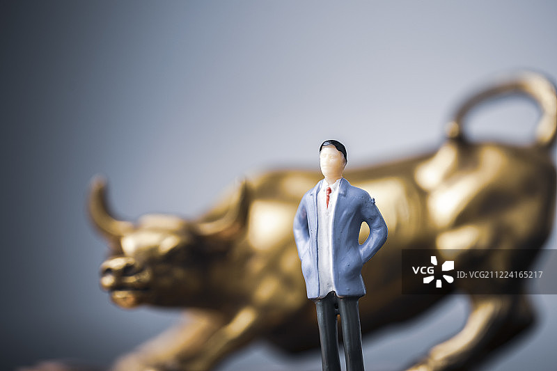 商务人士和股市金牛图片素材