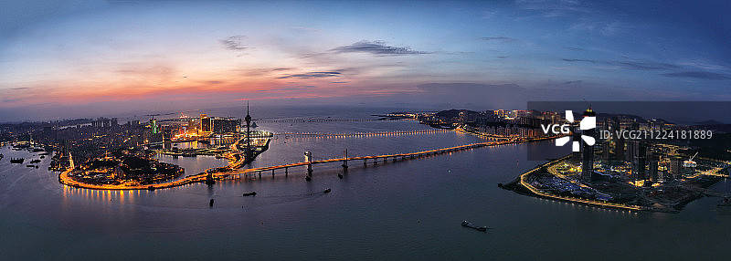 澳门东环湖观光塔及城市建筑夜景图片素材