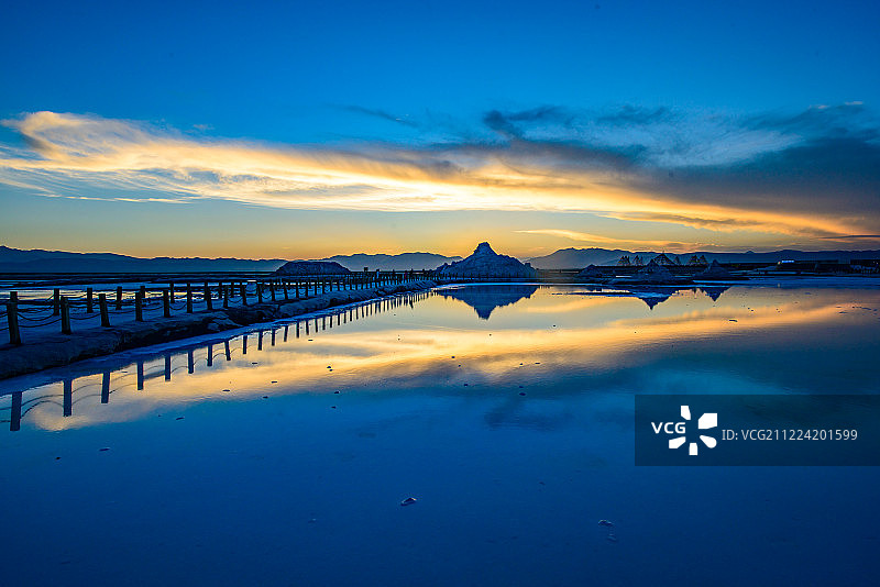 青海省乌兰县茶卡盐湖风光图片素材