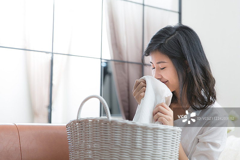 年轻女子在客厅做家务图片素材