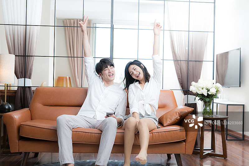 甜蜜情侣在客厅听音乐图片素材