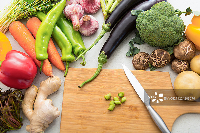 开敞厨房里的多种蔬菜静物特写图片素材
