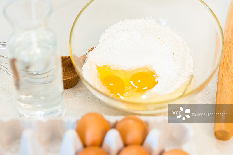 鸡蛋、面粉、水和擀面杖静物特写图片素材