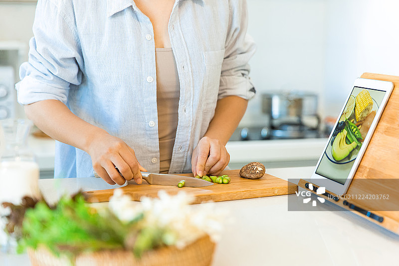 女子在厨房切菜准备做菜手部特写图片素材