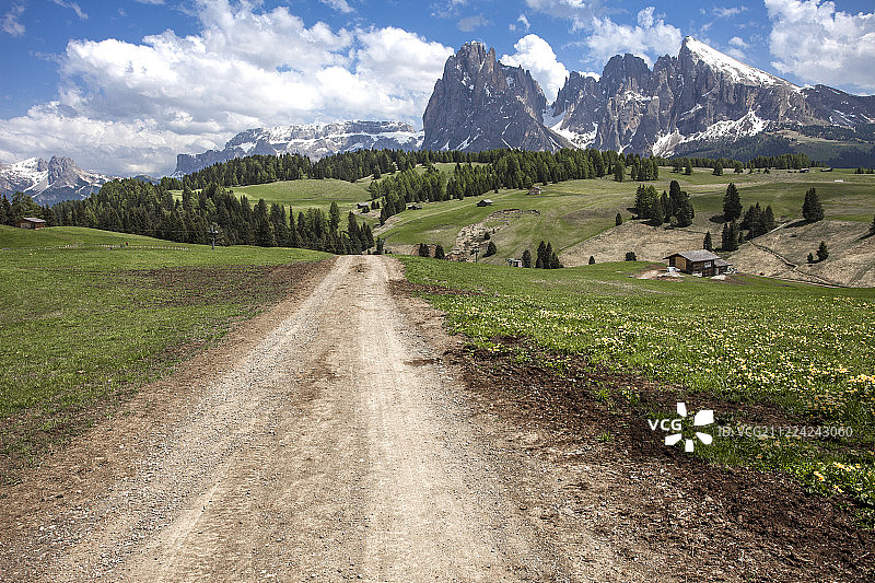 意大利 阿尔卑斯山 多洛米蒂山 休斯山草甸 汽车背景图图片素材