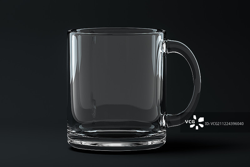 黑色背景下一只透明的玻璃杯图片素材
