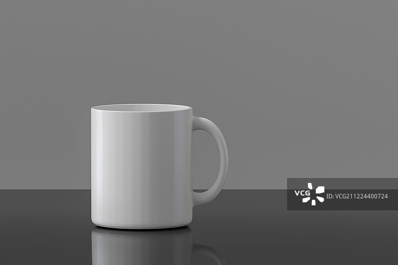 深色背景下一只马克杯图片素材