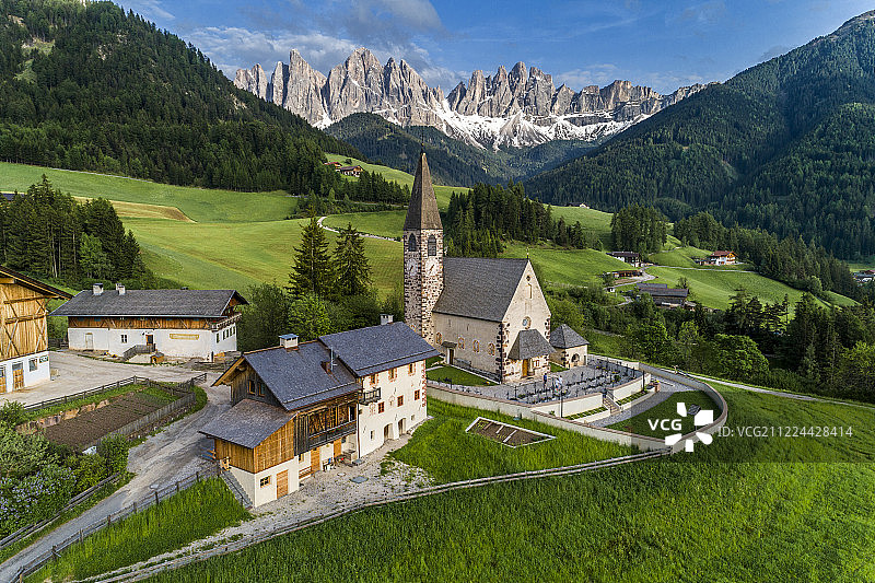 意大利 多洛米蒂山脉 盖思勒格鲁皮峰 小镇教堂 航拍图片素材