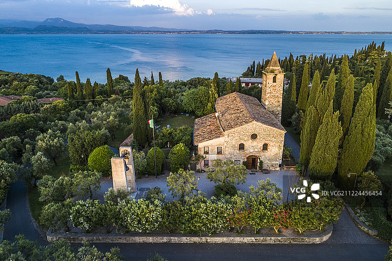 意大利 加尔达湖 锡尔苗内 古老的教堂 航拍图片素材