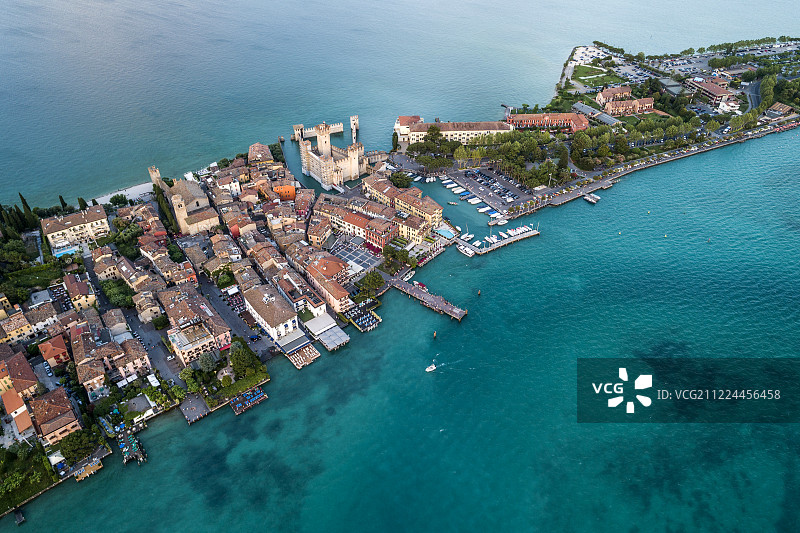 意大利 加尔达湖 锡尔苗内 古镇 航拍图片素材