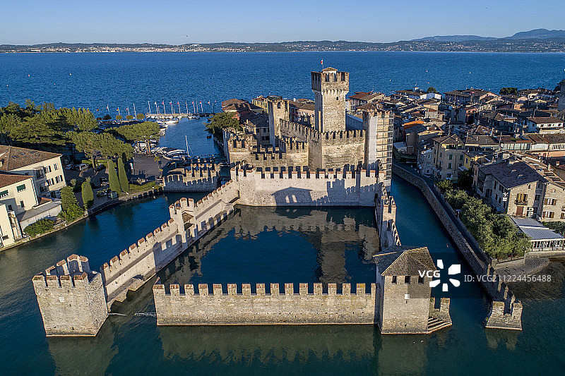 意大利 加尔达湖 锡尔苗内  斯卡利杰罗城堡 航拍图片素材