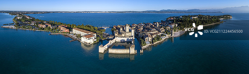 意大利 加尔达湖 锡尔苗内  斯卡利杰罗城堡 航拍 全景图片素材