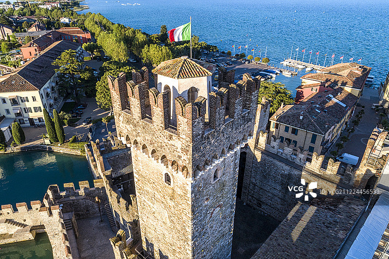 意大利 加尔达湖 锡尔苗内  斯卡利杰罗城堡 航拍图片素材