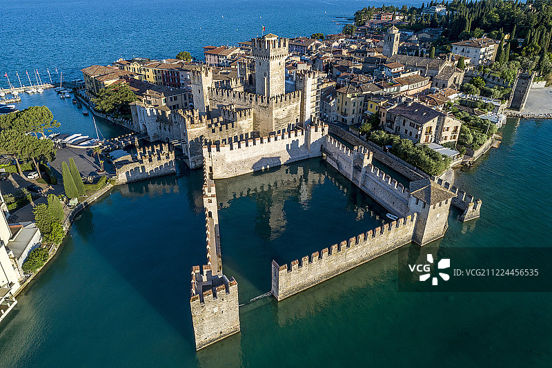 意大利 加尔达湖 锡尔苗内  斯卡利杰罗城堡 航拍图片素材